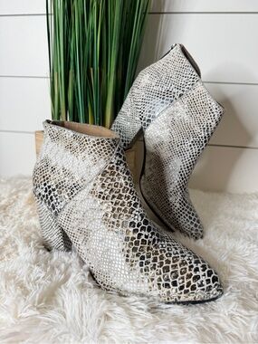 Diba True Pay Phone Snake Pointed Toe Leather Chelsea Booties Black White Size 9